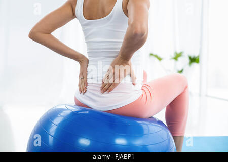 Donna incinta che esercitano sulla palla ginnica Foto Stock