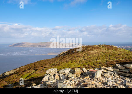 Conwy Mountain top sul bordo del Parco Nazionale di Snowdonia (Eryri) con vista a Great Orme sulla costa. Conwy, il Galles del Nord, Regno Unito, Gran Bretagna Foto Stock