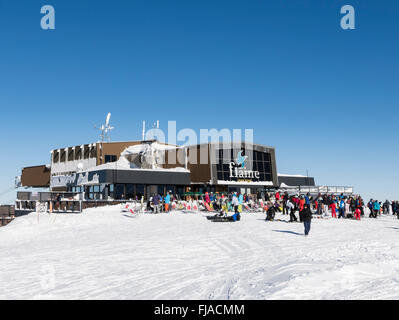 Les Grandes Platieres ristorante e gondola stazione superiore con gli sciatori in Le Grand Massif ski area delle Alpi francesi. Flaine Francia Foto Stock