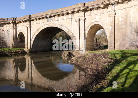 Dundas Aqueduct costruito da John Rennie, un punto di riferimento storico, vicino a Bath, Somerset, Inghilterra, Regno Unito. Un edificio classificato di grado I. Foto Stock