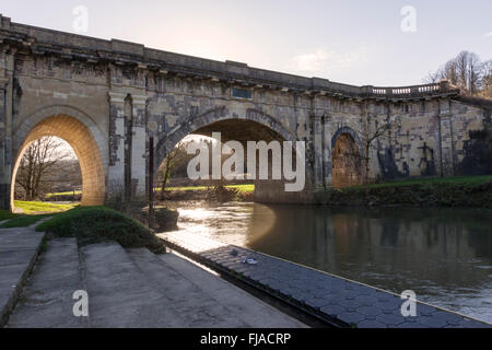 Dundas Aqueduct costruito da John Rennie, un punto di riferimento storico, vicino a Bath, Somerset, Inghilterra, Regno Unito. Un edificio classificato di grado I. Foto Stock