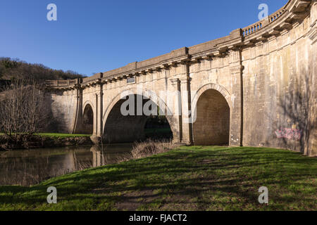 Dundas Aqueduct costruito da John Rennie, un punto di riferimento storico, vicino a Bath, Somerset, Inghilterra, Regno Unito. Un edificio classificato di grado I. Foto Stock
