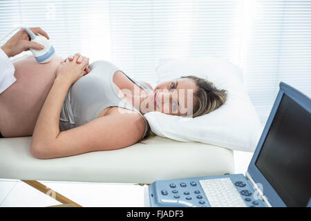 Donna incinta ricevendo trattamento ad ultrasuoni Foto Stock