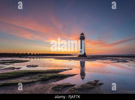 Pesce persico Rock faro al tramonto. Foto Stock