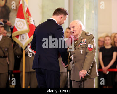 Jan Podhorski, riceve una nomina da Presidente Andrzej Duda, per il titolo generale di brigata colonnello, durante le feste nel palazzo presidenziale di Varsavia. Presidente polacco Andrzej Duda presentato vari premi di stato e i meriti per il polacco dell esercito in occasione della Giornata Nazionale del ricordo dei soldati maledetta. La Giornata Nazionale del ricordo è per i soldati polacchi, che erano parte della anti-comunista e indipendenza della metropolitana. Essa è stata adottata nel 2001, quando il parlamento polacco ha deciso che "essa ha riconosciuto i meriti di organizzazioni e gruppi per l'indipendenza, whic Foto Stock