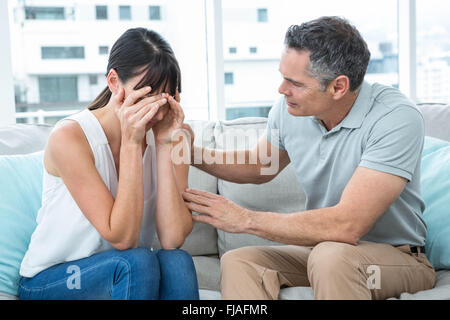 Terapista consolante di una donna Foto Stock