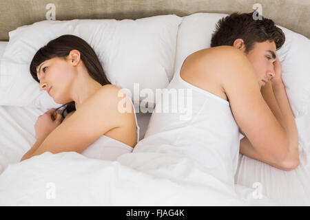 Giovane sleeping back to back dopo un argomento Foto Stock