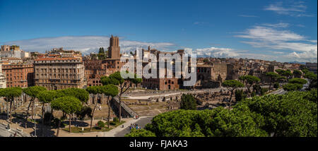 Roma, Italia - 26 settembre 2015 : vista superiore dell antico foro romano in Roma, con colonne all'interno di alberi, su nuvoloso cielo blu backgr Foto Stock