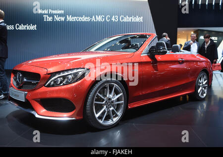 Ginevra, Svizzera. 01 Mar, 2016. La nuova Mercedes-AMG C 43 Cabriolet è presentato durante il primo giorno di media del Geneva International Motor Show di Ginevra, Svizzera, 01 marzo 2016. Il Motor Show si svolgerà dal 03 al 13 marzo 2016. Foto: ULI DECK/dpa/Alamy Live News Foto Stock