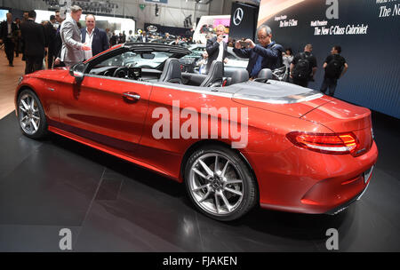 Ginevra, Svizzera. 01 Mar, 2016. La nuova Mercedes-AMG C 43 Cabriolet è presentato durante il primo giorno di media del Geneva International Motor Show di Ginevra, Svizzera, 01 marzo 2016. Il Motor Show si svolgerà dal 03 al 13 marzo 2016. Foto: ULI DECK/dpa/Alamy Live News Foto Stock