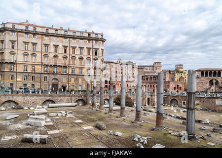 Roma, Italia - 26 settembre 2016 : vista di un antico Foro Romano con colonne e rovine intorno a Roma con i turisti intorno, o Foto Stock