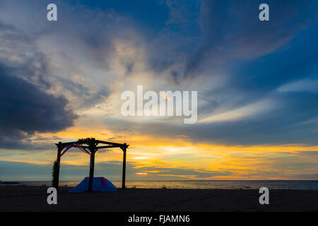 Un gazebo di matrimonio al tramonto nella spiaggia di Kuta Bali Foto Stock