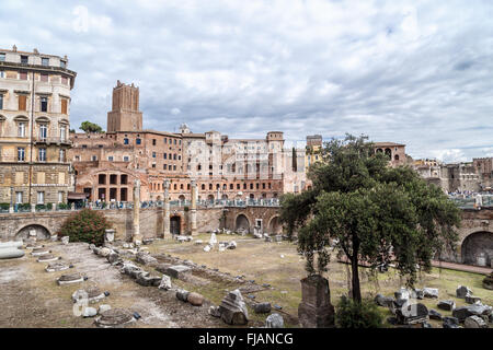 Roma, Italia - 26 settembre 2016 : vista di un antico Foro Romano con colonne e rovine intorno a Roma con i turisti intorno, o Foto Stock