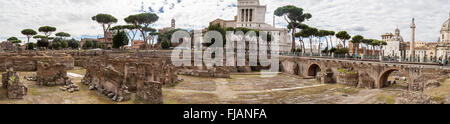 Roma, Italia - 26 settembre 2016 : vista di un antico Foro Romano con colonne e rovine intorno a Roma con i turisti intorno, o Foto Stock