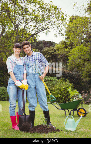 Coppia giovane azienda pala spading e forcella Foto Stock