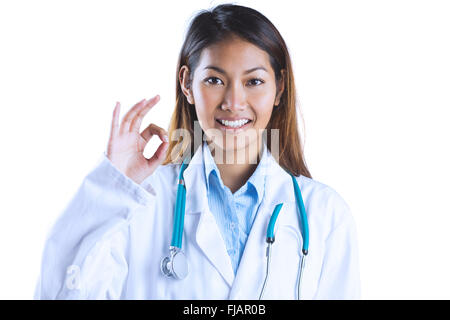 Asian medico facendo segno ok Foto Stock