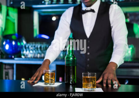 Due bicchieri di whiskey sul bancone bar Foto Stock