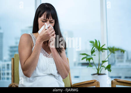 Donna incinta tergi naso Foto Stock