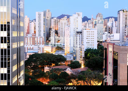 Belo Horizonte skyline - Quartiere centrale degli affari della capitale di Minas Gerais, Brasile mostra un mix di attività e gli edifici residenziali Foto Stock