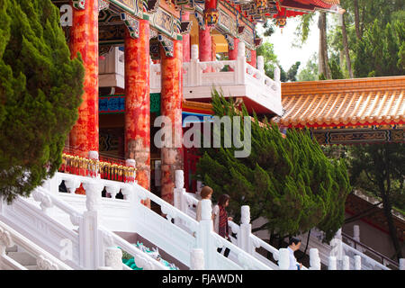 Taiwan, Nantou, Wen Wu tempio sulle rive del Sole Luna Lago, scarponi da monaci di essiccazione al sole Foto Stock