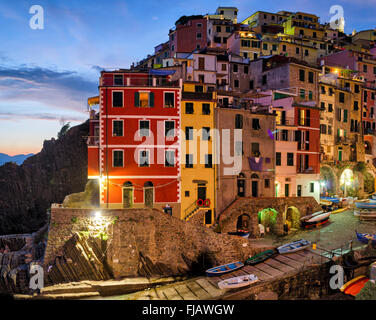 Riomaggiore (Cinque Terre Liguria Italia) al crepuscolo Foto Stock