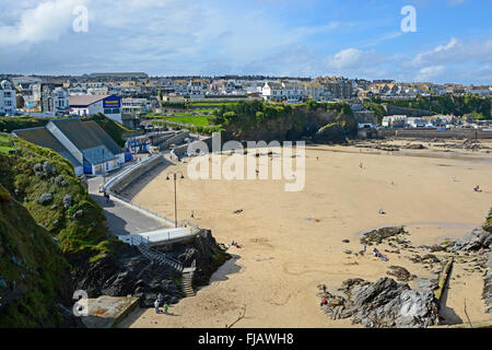 Fistral Beach e dal porto a Newquay in Cornovaglia, Inghilterra. Con la gente sulla spiaggia Foto Stock