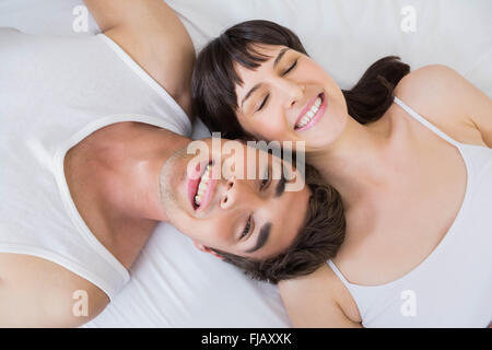 Coppia felice giacente sul letto Foto Stock