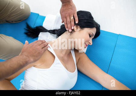 Medico dando la fisioterapia per donna in stato di gravidanza Foto Stock