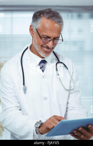 Felice medico iscritto negli appunti Foto Stock