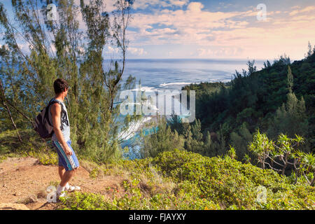 Stati Uniti d'America, Hawaii, isola di Kauai, Escursionista sul Kalalau Trail in Costa Na Pali parco dello stato Foto Stock