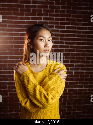 Grave donna asiatica con le mani sulle spalle Foto Stock