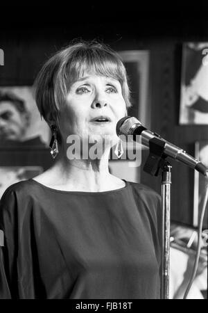 La cantante Barbara Lea, durante una performance al Red Blazer troppo jazz club di New York City. La data è sconosciuto, ma è probabile Foto Stock