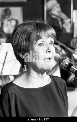 La cantante Barbara Lea, durante una performance al Red Blazer troppo jazz club di New York City. La data è sconosciuto, ma è probabile Foto Stock