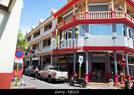 Coloratissima street vicino al lungomare e del Porto di Papeete, città capitale della Polinesia francese sull'isola di Tahiti. Foto Stock