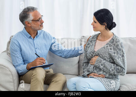 Terapista consolante di una donna Foto Stock