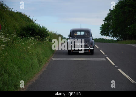 1950s Morris Oxford MO durante la marcia in salita, Cotswolds, Regno Unito Foto Stock