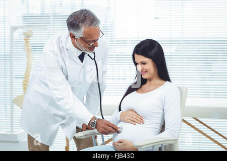 Esame medico donna incinta con uno stetoscopio Foto Stock