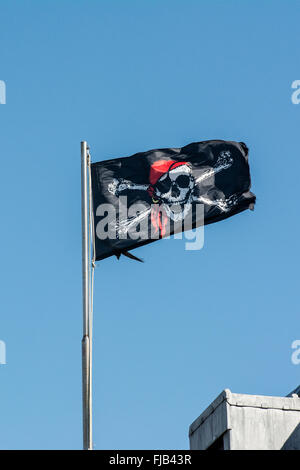 Jolly Roger bandiera pirata vola sopra il castello di Baltimora in West Cork in Irlanda Foto Stock