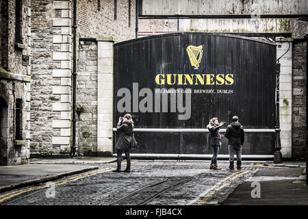 I turisti alla famosa Guinness gates su Rainsford Street a Dublino Foto Stock
