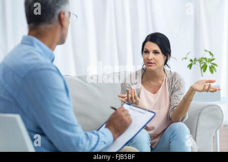 Donna incinta parlando al medico Foto Stock