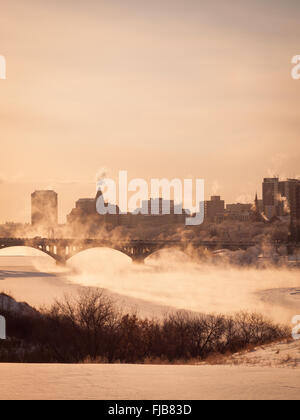 Nebbia di ghiaccio (surgelati nebbia) sorge sorge dal Sud del Fiume Saskatchewan in Saskatoon, Canada su un molto freddo, -35C (-31 F) giorno. Foto Stock