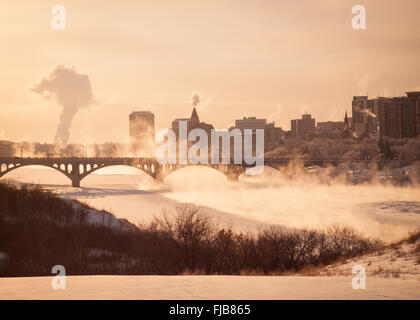 Nebbia di ghiaccio (surgelati nebbia) sorge sorge dal Sud del Fiume Saskatchewan in Saskatoon, Canada su un molto freddo, -35C (-31 F) giorno. Foto Stock