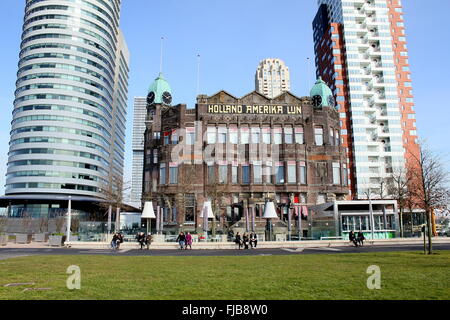 Hotel New York (1917) di Rotterdam, Paesi Bassi. Costruito in stile Art Nouveau. Fiancheggiato da World Port Center & Montevideo torri Foto Stock