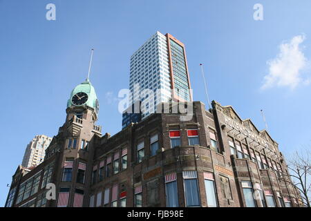 Hotel New York di Rotterdam, Paesi Bassi. Stile Art Nouveau, risalente al 1917. Sullo sfondo dei grattacieli di Montevideo. Foto Stock