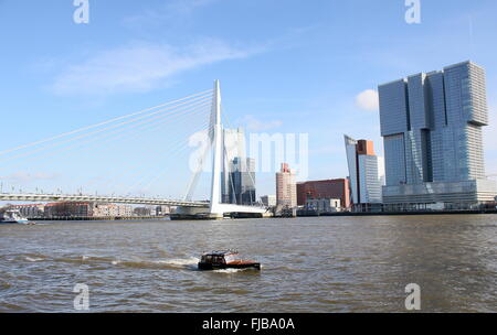 'De Rotterdam " grattacielo complessa (Rem Koolhaas, 2013) di Rotterdam, Paesi Bassi. Nieuwe Maas fluviale, a sinistra sul ponte Erasmus Foto Stock