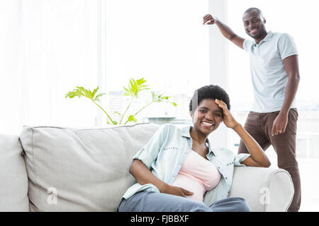 Felice coppia incinta nel soggiorno Foto Stock