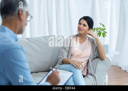 Donna incinta parlando al medico Foto Stock