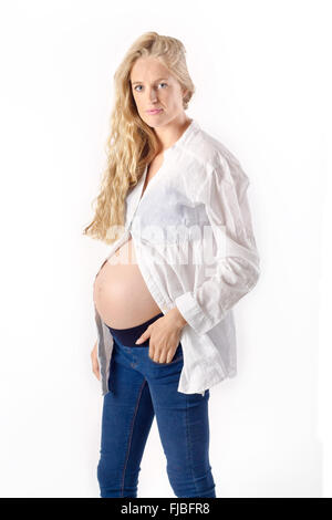 Bella donna incinta di indossare abiti casual Foto Stock