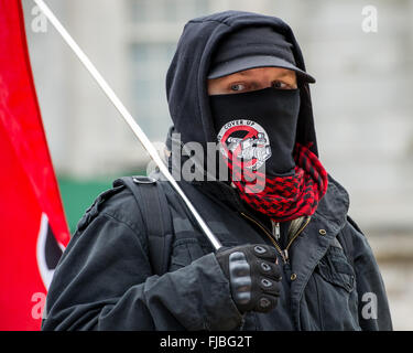 Scontri come anti-immigrazione gruppi compresi il Fronte Nazionale (NF) e la difesa inglese League (EDL) protesta a Dover. In un tentativo di interrompere l'estremo destro, gruppi antifascisti tra cui unirsi contro il fascismo (UAF) e il Kent Anti-Racism Network (KARN) tenere un contatore-protesta. Dotato di: atmosfera dove: Dover, Regno Unito quando: 30 Gen 2016 Foto Stock