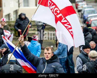 Scontri come anti-immigrazione gruppi compresi il Fronte Nazionale (NF) e la difesa inglese League (EDL) protesta a Dover. In un tentativo di interrompere l'estremo destro, gruppi antifascisti tra cui unirsi contro il fascismo (UAF) e il Kent Anti-Racism Network (KARN) tenere un contatore-protesta. Dotato di: atmosfera dove: Dover, Regno Unito quando: 30 Gen 2016 Foto Stock